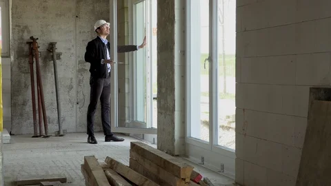Architect inspects construction from the inside Vídeos de archivo 107559611
