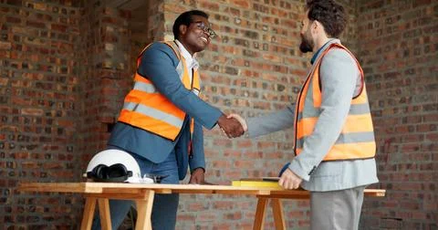 Architect, men and handshake on construction site, agreement and teamwork f.. 库存照片