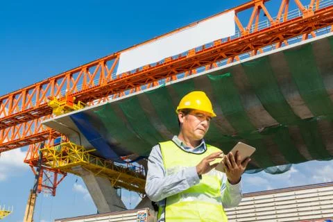 Architect or Engineer working with Digital Wireless Table Foto stock