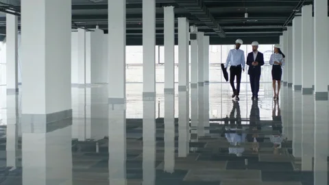 Architect showing interior of modern building to guests Видео 125709222