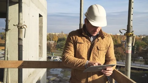 Architect taking photo of construction by tablet. Vídeos de archivo 72360872