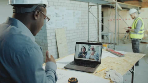 Architect Talking with Clients via Video Call on Laptop at Construction Site Vídeos de archivo 273479922