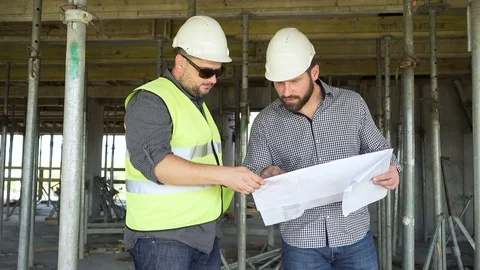 Architect talking with contruction manager about building project. 库存影片 70787620