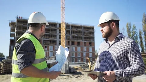 Architect talkng with contruction manager. Vídeo Stock 70786404
