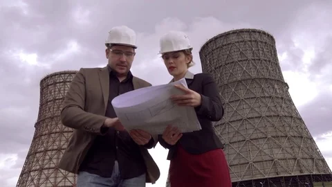 Architects on the background of the nuclear power plant. Businessmen discuss the Vidéo 75357472