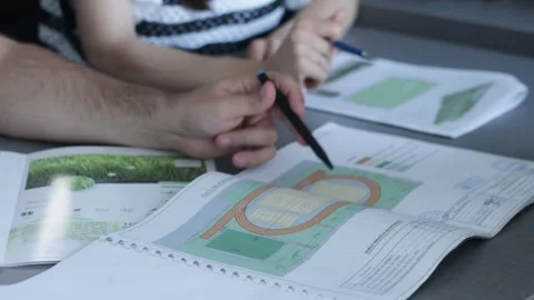 Architects discussing the project Видео 200205049