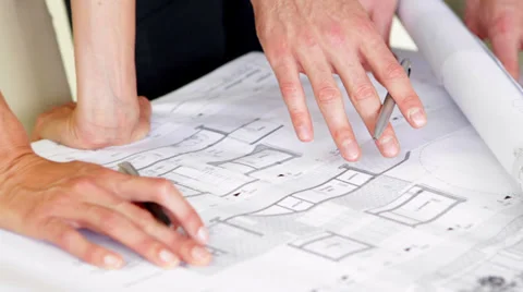 Architects going over blueprints Vidéo 36145193