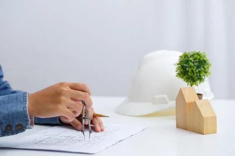 Architects or Engineer are using compass divider measuring tools to measure d Foto stock