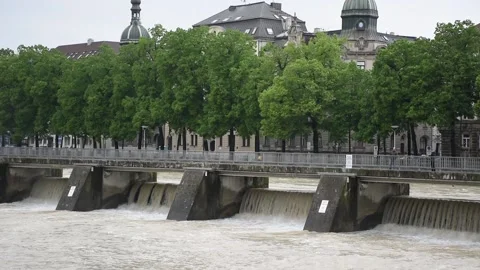 Architectual dam on  Isar river in central Munich Video stock 134581249