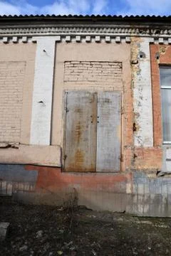 Architectural backdrop of dilapidated building wall and blue sky above Foto stock