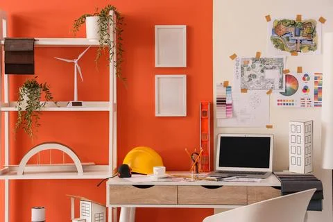 Architectural design workspace with laptop, wind turbine model, and building  Stockfoto's