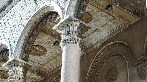 Architectural details of classical columns and ornate ceiling in historic b.. Stock Photos