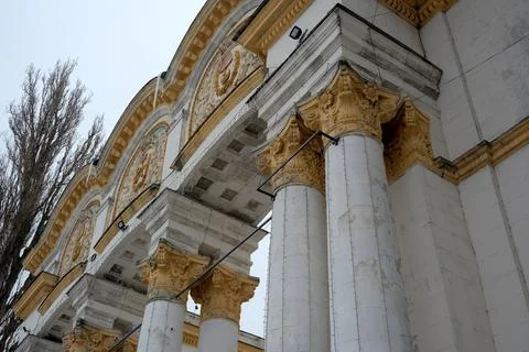 Architectural elegance of classical columns in winter's chill Stockfoto's