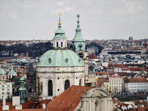 Architectural elements adorn layered city skyline. Sunlit view of ancient b.. Foto stock