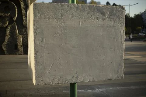 Architectural object. Stone cube. Details of 20th century architecture. Foto stock
