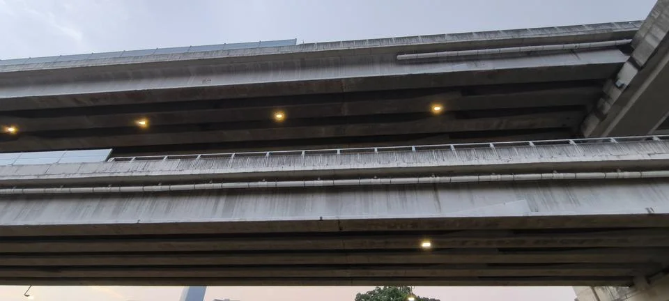 Architectural underside view of a multi‑level concrete highway overpass. Fotos Stock