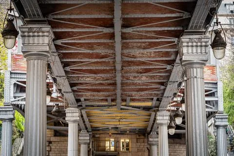 Architecture of the Bir Hakeim bridge under Passy station Stock Photos