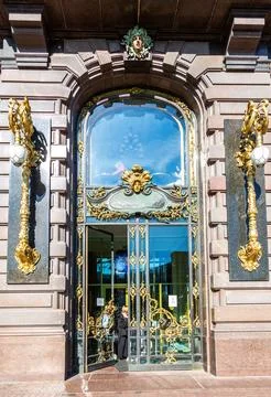 Architecture elements, lanterns and mascaron over the entrance to the Singe.. Fotos Stock