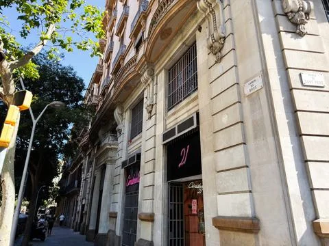 Architecture frames a corner building in Barcelona, Spain 库存照片