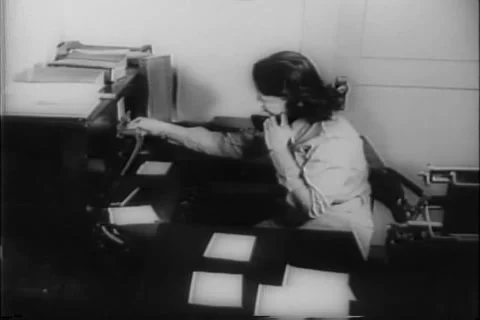 Archival Technology - Old fashioned 1940s vintage telephone operator 库存影片 257675460