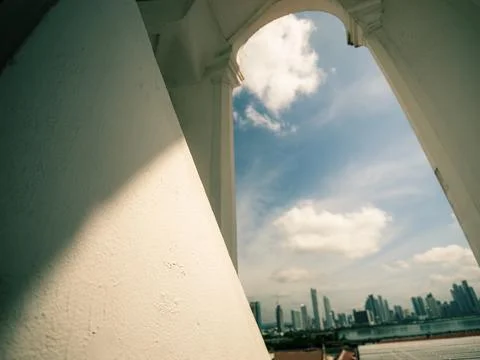 Archway frames city view across water Foto stock