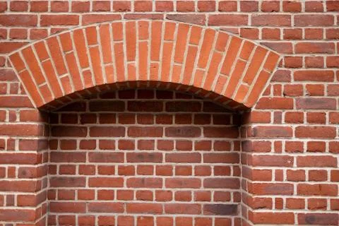 Archway inside a brick wall Stockfoto's
