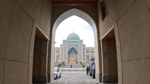 Archway view of the Center of Islamic Civilization in Tashkent, Uzbekistan. Vídeos de archivo 336843592
