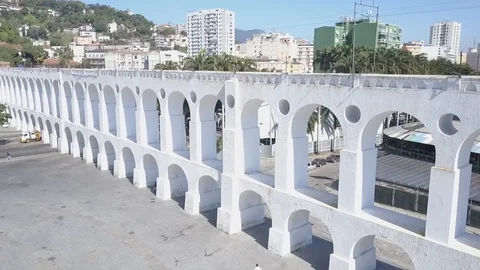 Arcos da Lapa com bondinho de Santa Teresa passando Stock Footage