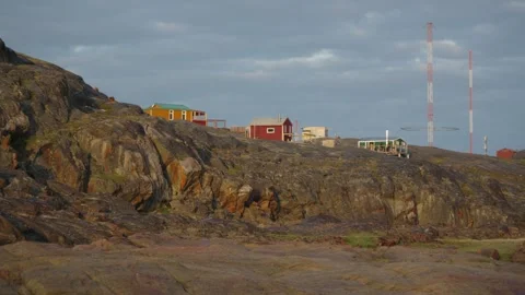 Arctic Environment, Golden Hour Light On Remote Tundra Cabins, Iqaluit Stockbeeldmateriaal 339152263