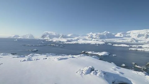 Arctic epic ocean mountain landscape aerial view Foto stock