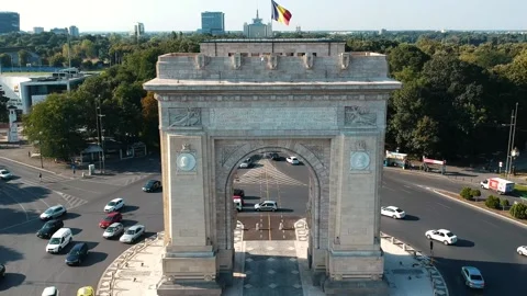 Arcul de Triumf Drone Under Arch Traffic 動画素材 131236056