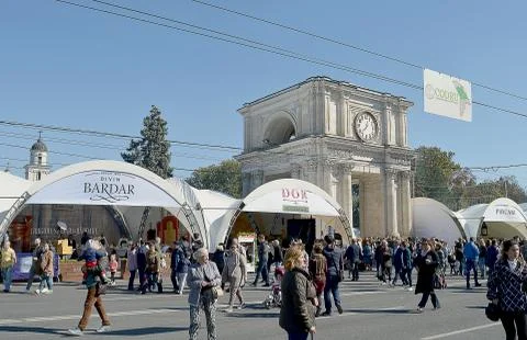 Arcul de Triumf (Triumpphal Arch), Chisinau, Moldova during wine festival 스톡 사진