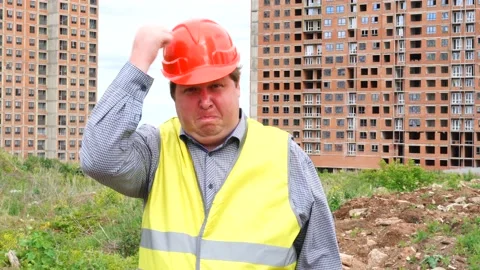 Are you stupid builder knocking his fist on the head stands on the construction Stock Footage 111867854