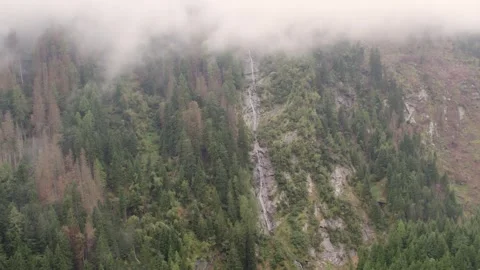 Areal footage of mountain river in Apls in cloudy day 库存影片 252151855