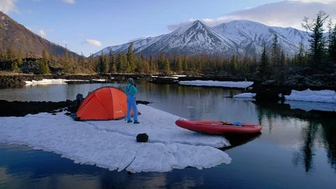 Arerial shot of a tourist standing in front of snowcapped mountain in camping Video stock 91517341