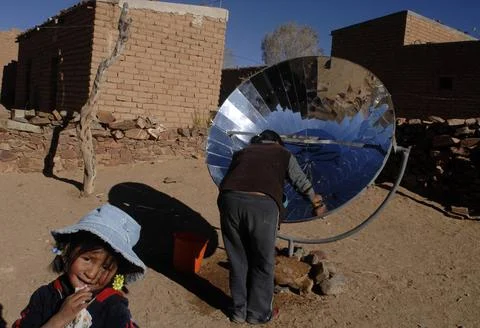  Argentina solar energy Jimena Condori juega mientras su madre Sonia Cruz ... Stock Photos