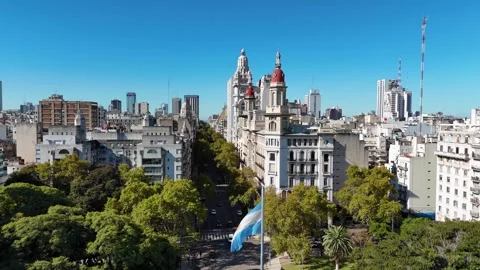 Argentinian flag waving over Avenida de Mayo in Buenos Aires Video stock 335045374