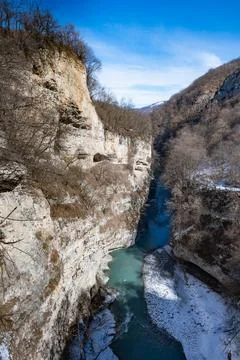 Argun Gorge with Snow-Dusted Cliffs and River. Foto stock