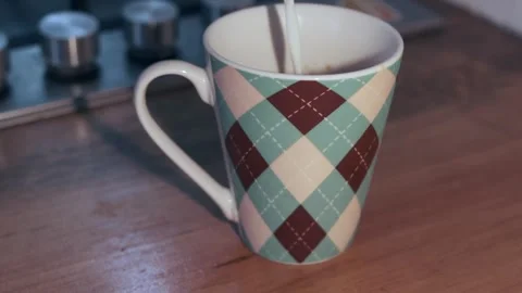 Argyle pattern ceramic mug on wooden countertop 库存影片 259947469