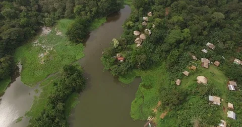 La Madre Asiatica Felice E La Figlia Adolescente Amano Vedere Il Bellissimo  Paesaggio Della Foresta Tropicale Con Il Flusso D'acqu Stock Footage -  Video di famiglia, lussare: 236629790