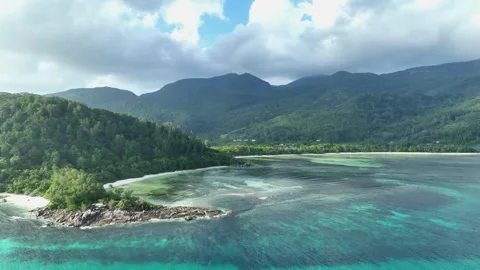 Arial View, Flight over they bay of Port Glaud, seychellen, Mahe, .Port Launa Vídeos de archivo 340666635