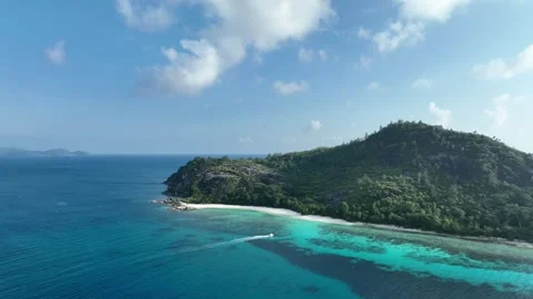 Arial View, Flight over they bay of Port Glaud, seychellen, Mahe, .Port Glaud Vídeos de archivo 340743819
