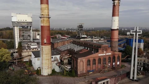 Arial view on Front of brick main building of historical coal mine. Vídeos de archivo 142511091