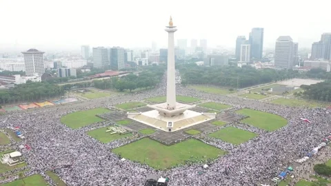 ARIAL VIEW OF PRO-PALESTINE PROTEST IN MONAS, JAKARTA, INDONESIA. Video stock 255219898