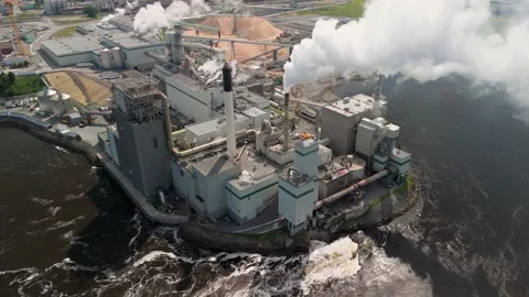 Arial view pulling away from the Irving Pulp And Paper mill Vídeos de archivo 333976482