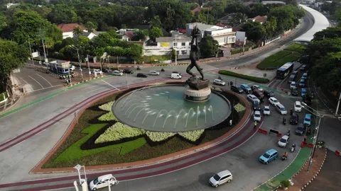 ARIAL VIEW OF SENAYAN CIRCLE, PEMUDA MEMBANGUN STATUE AT SOUTH JAKARTA. Video stock 160230606