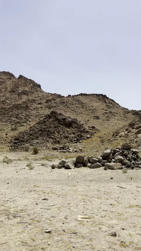 Arid Desert Mountain Landscape with Rugged Rocky Terra Vídeo Stock 327861981