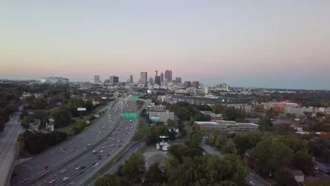 Ariel drone shot over skyline buildings in Atlanta, USA. Pretty tall Vídeo Stock 165201617
