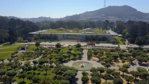 Ariel view of the California Academy of Sciences on a sunny day Stock Footage