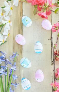 ?arly spring flowers and Easter eggs Stock Photos